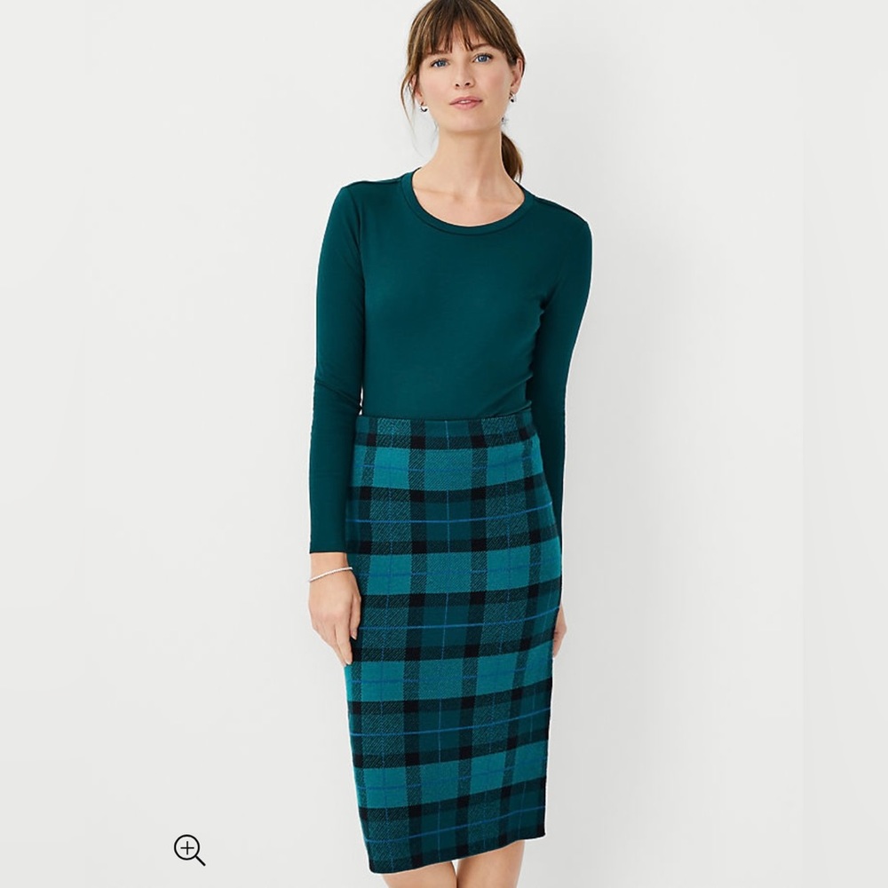 Ann Taylor Long Sleeve Crew Neck Top in Emerald Green - Size XS